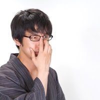眼鏡を直すプロ棋士のような浴衣メガネ男子の写真