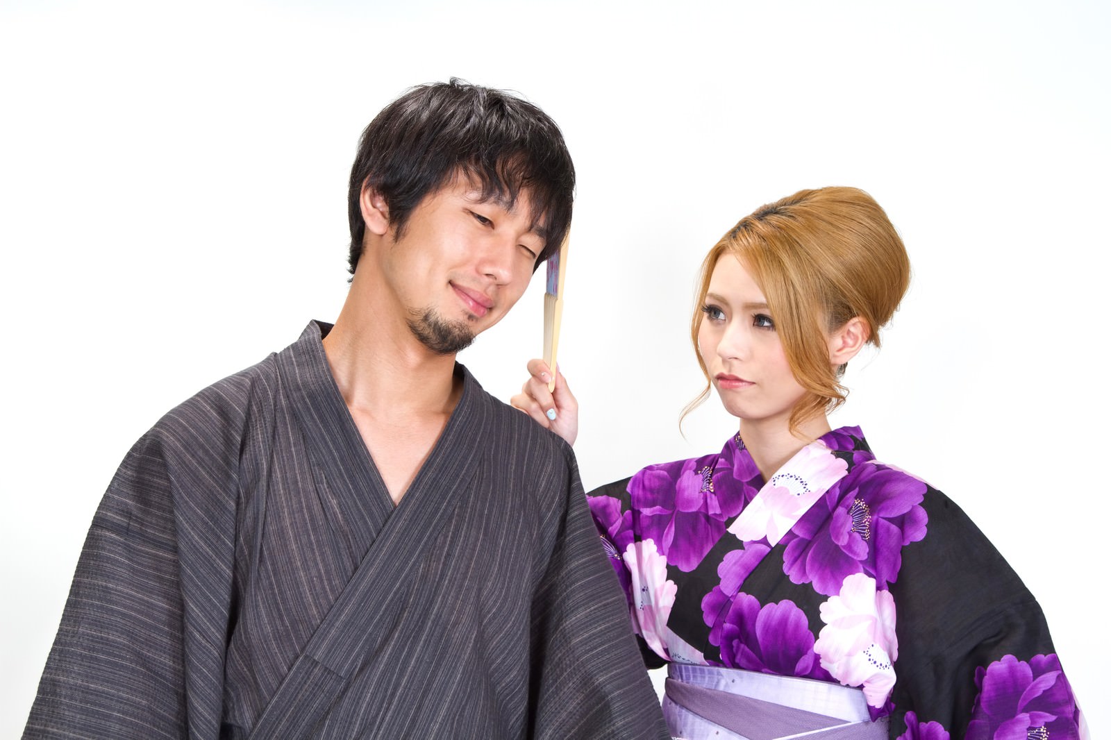 扇子で恋人をペシッと叩く浴衣の女性［モデル：大川竜弥 吉川明奈］