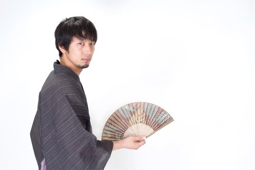 扇子を持ちこちらを見る浴衣男子のポーズ