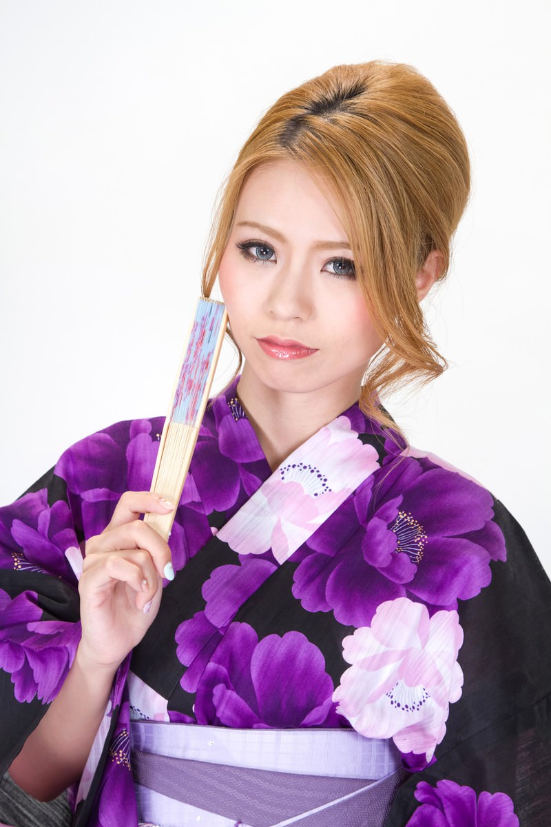 扇子を持ちこちらを向く今時の浴衣の女性［モデル：吉川明奈］