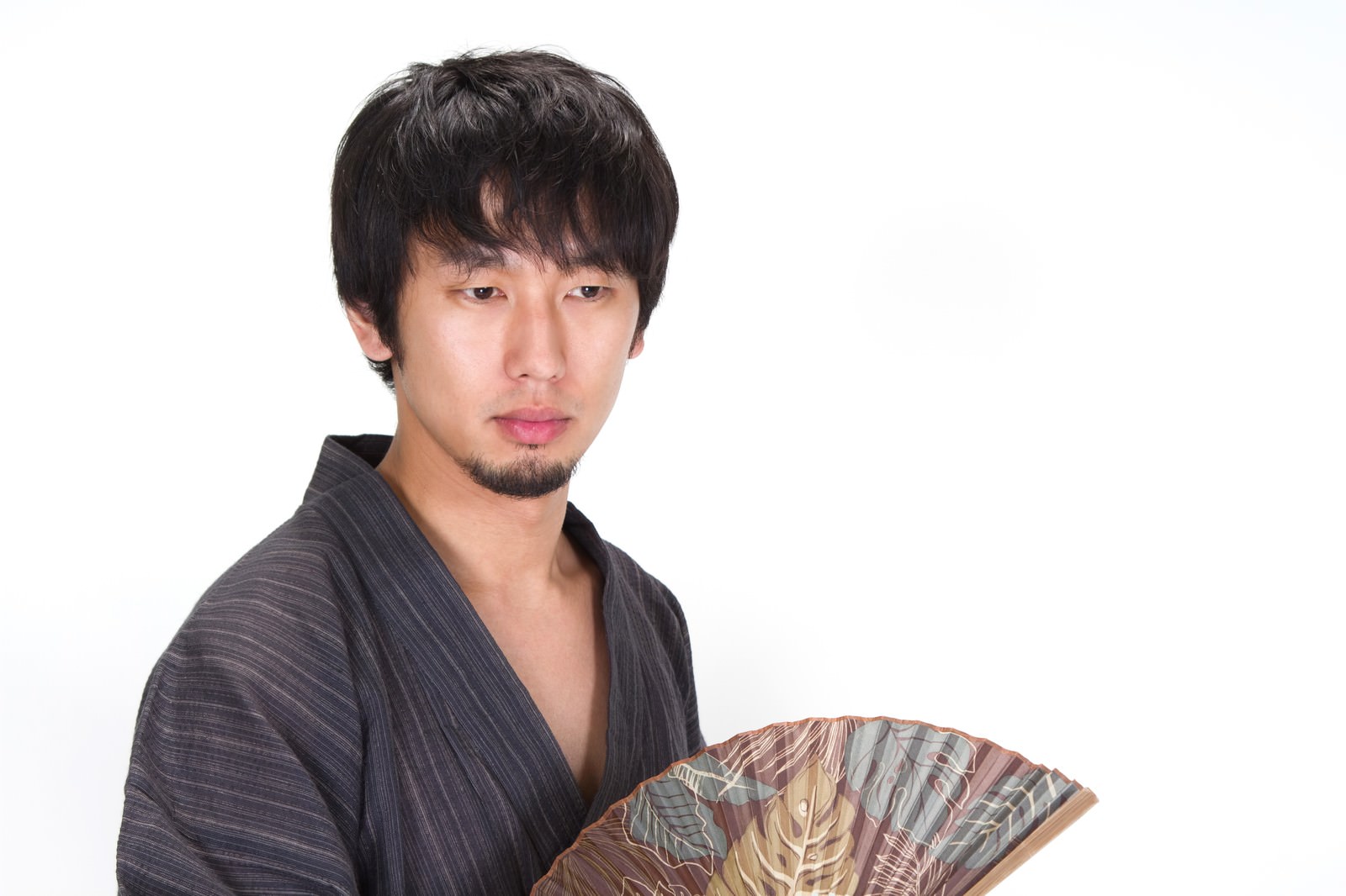扇子を持ち虚ろげな表情の浴衣の男性［モデル：大川竜弥］