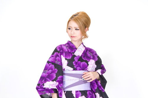 視線を逸らす浴衣の女性の横顔ポートレート