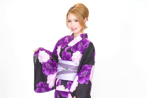 袖を持ちこちらを見て微笑む浴衣女子の上半身