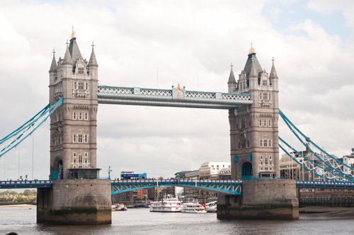 テムズ川に架かるタワーブリッジと船