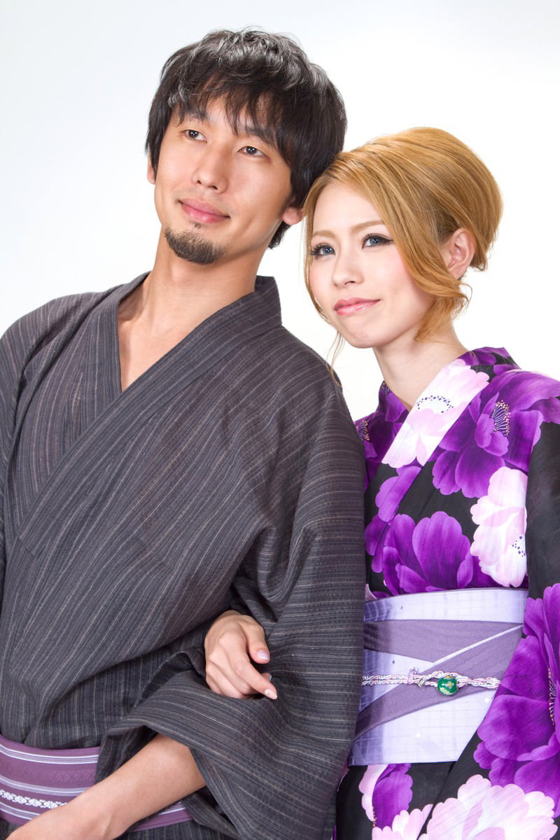腕を組み寄り添うリア充な浴衣の恋人カップル［モデル：大川竜弥 吉川明奈］