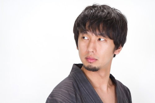 後ろを振り返る浴衣を着た髭男子