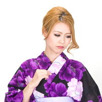 寂しい表情を浮かべる浴衣の女性のポートレートの写真