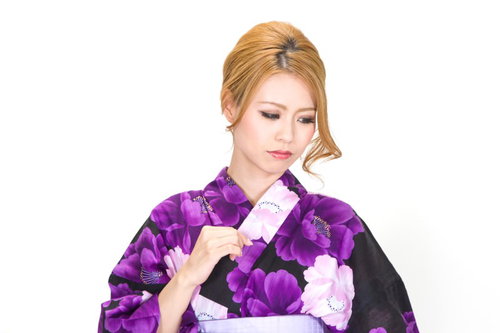 寂しい表情を浮かべる浴衣の女性のポートレート