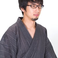 正面を向く髭が生えた眼鏡浴衣男子の写真
