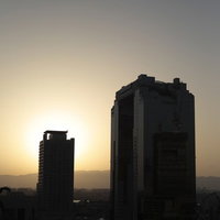 夕焼けの空と高層ビルの黒いシルエットの写真