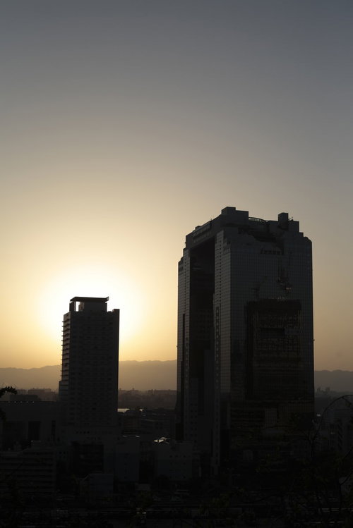 夕焼けの空と高層ビルの黒いシルエット