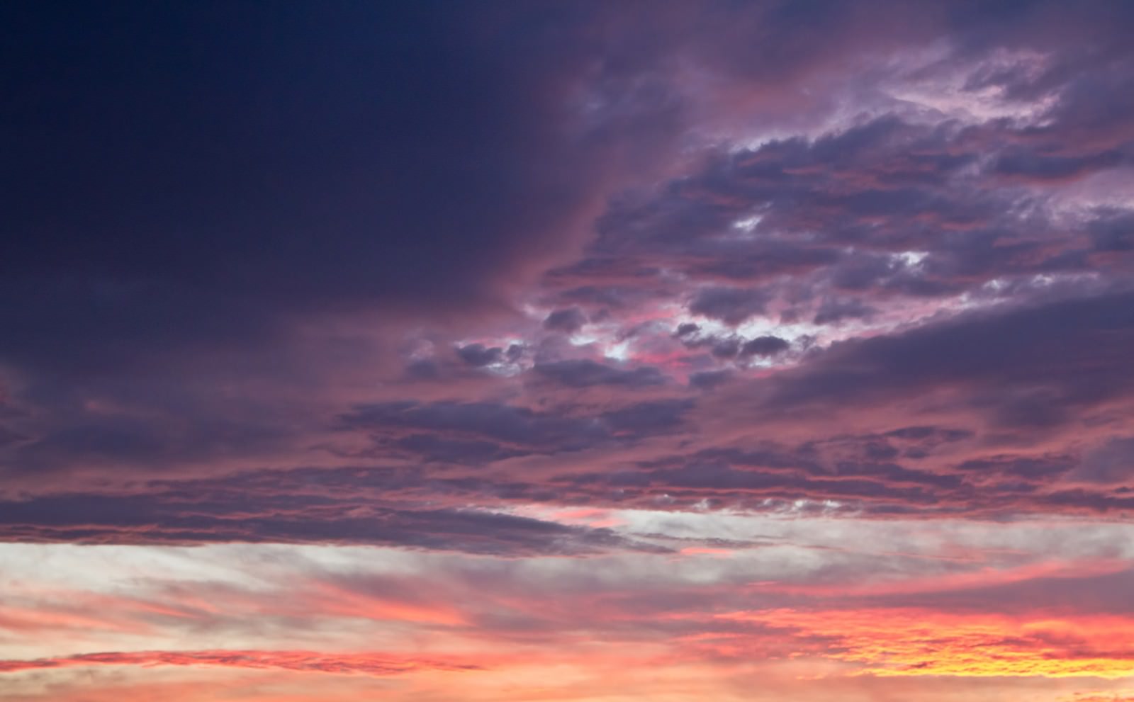 グラデーションに染まる夕焼け色の空と雲