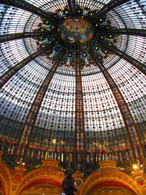 真下から見上げるギャラリーラファイエットのステンドグラスドーム