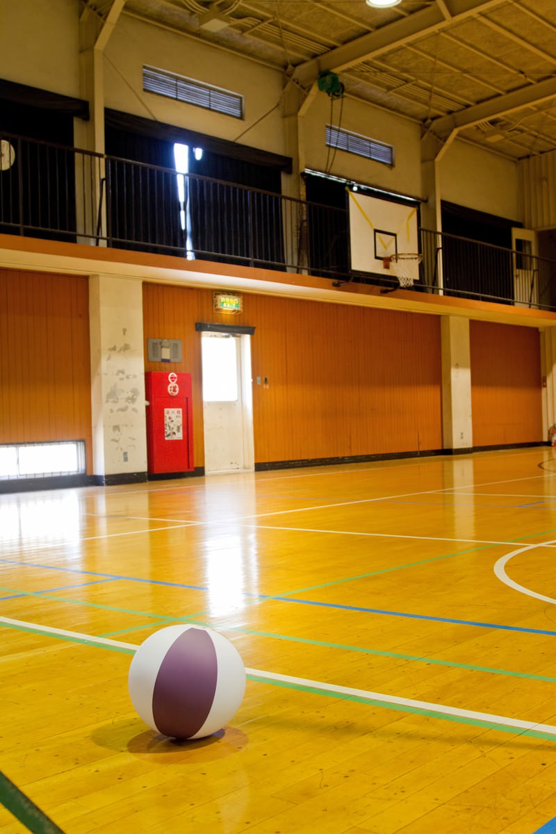 バスケットゴールがある学校の体育館