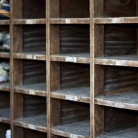 靴が並んでいない空っぽの廃校の木製下駄箱の写真