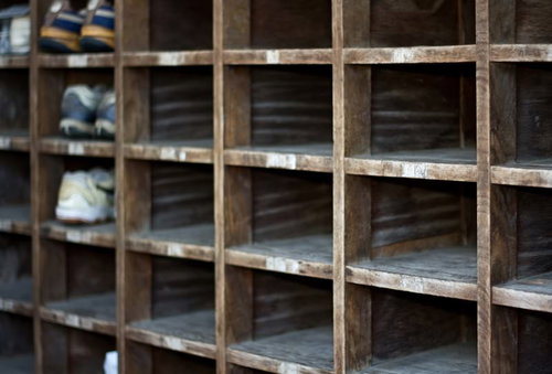 靴が並んでいない空っぽの廃校の木製下駄箱