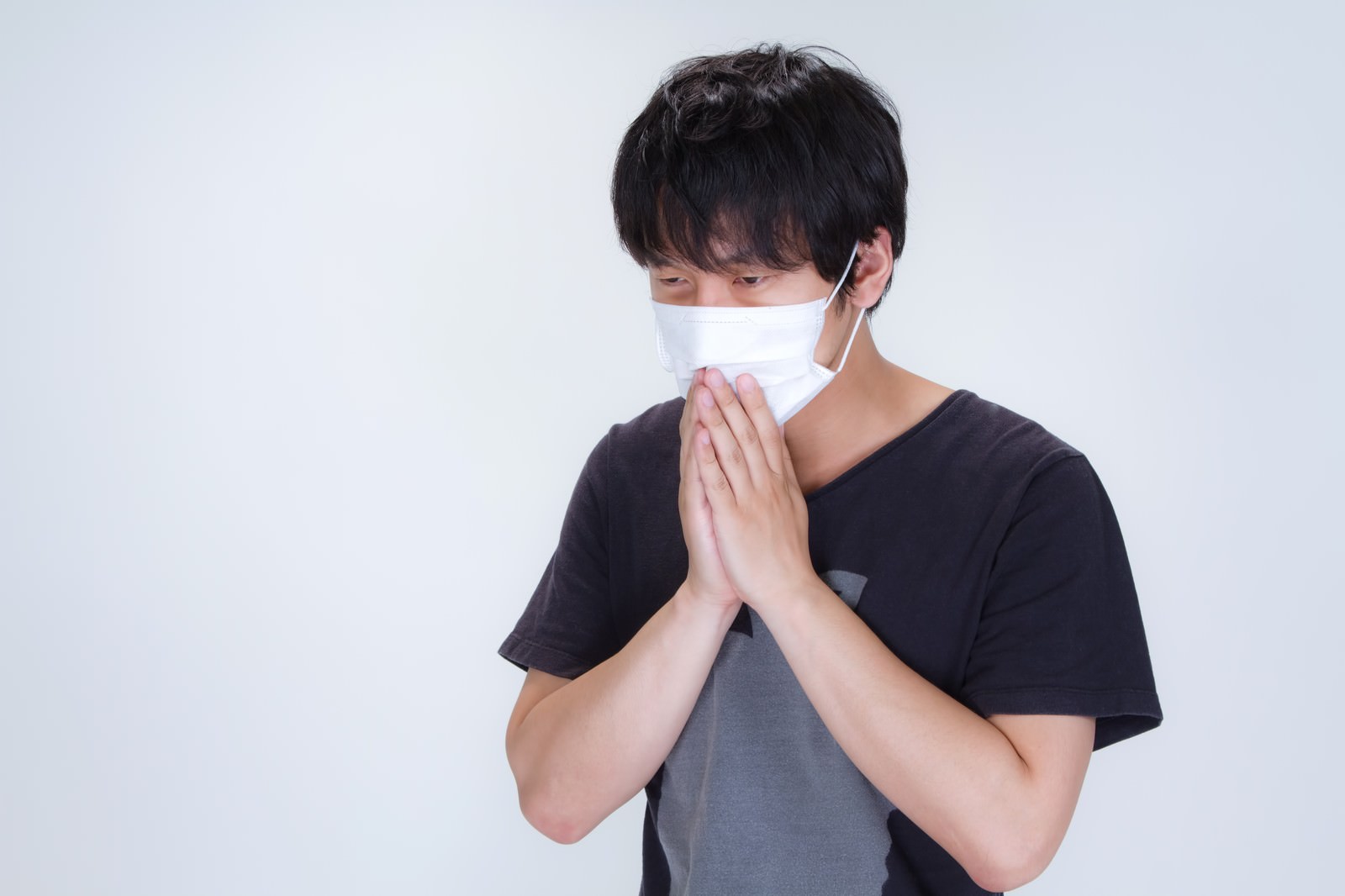 半袖にマスクをする男性［モデル：大川竜弥］