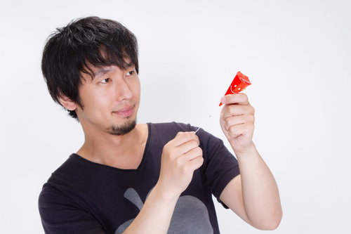 クラッカーを両手に構えて「おめでとうございます」と祝福する男性