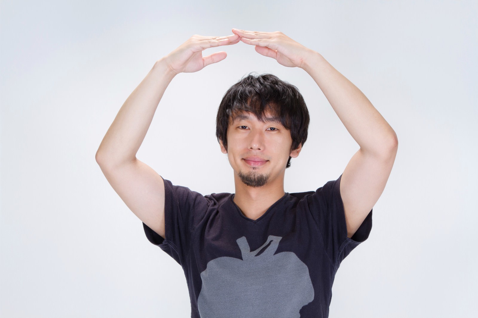頭上で丸を作る「正解」の男性［モデル：大川竜弥］