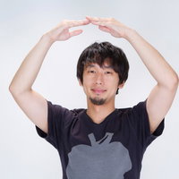 両手で大きな丸を頭の上に作って「正解！」のポーズをする男性の写真