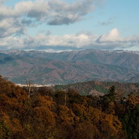 遠くまで連なる山々が茶色く色づく秋の山岳風景の写真