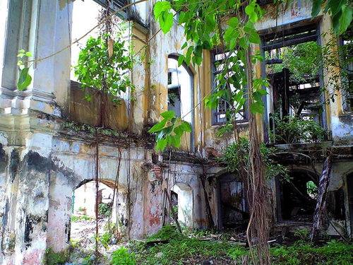 壁が崩れ天井が落ちたジョージタウンの廃墟の建物内部