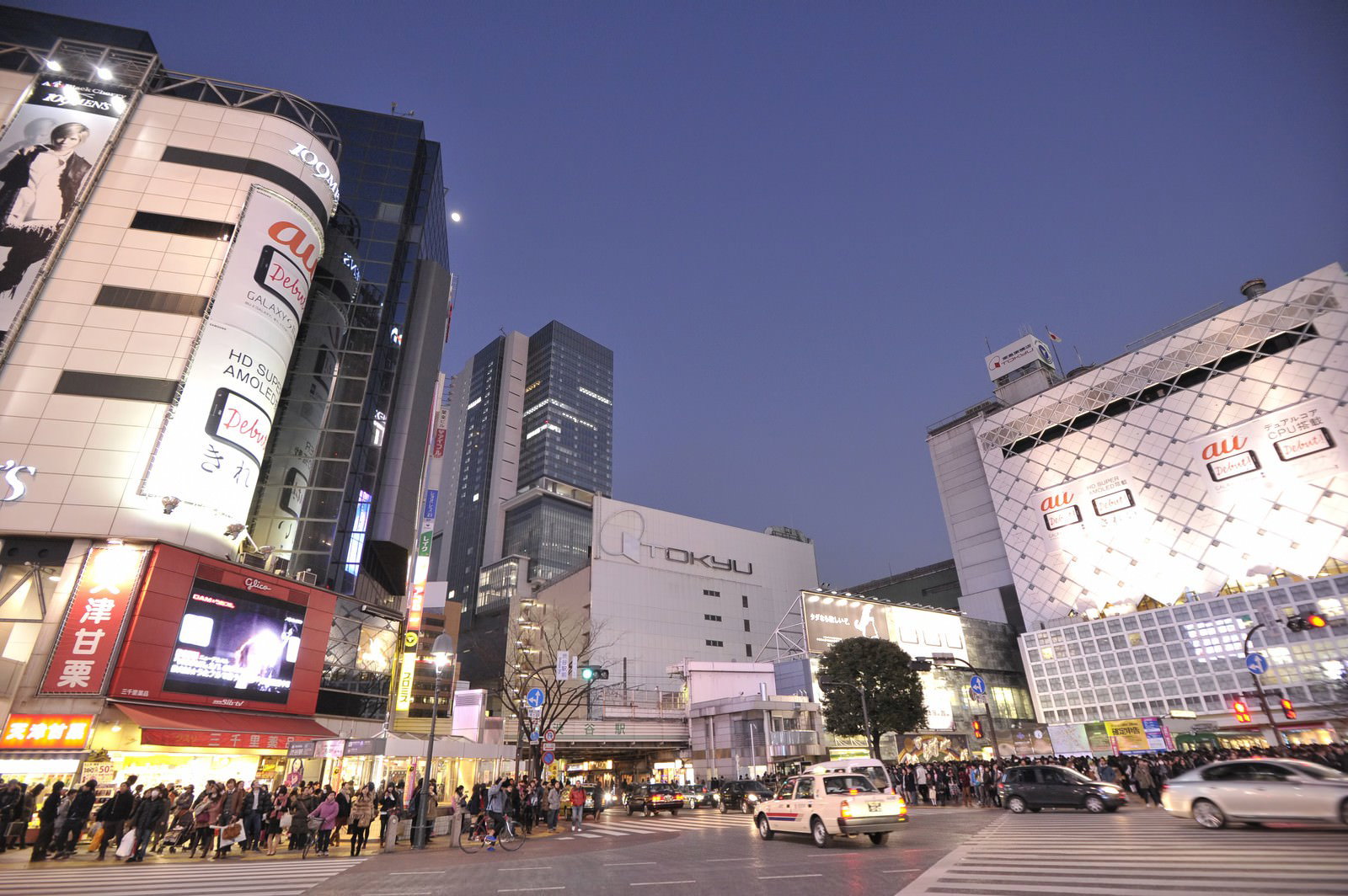 ネオンが溢れる夜の渋谷