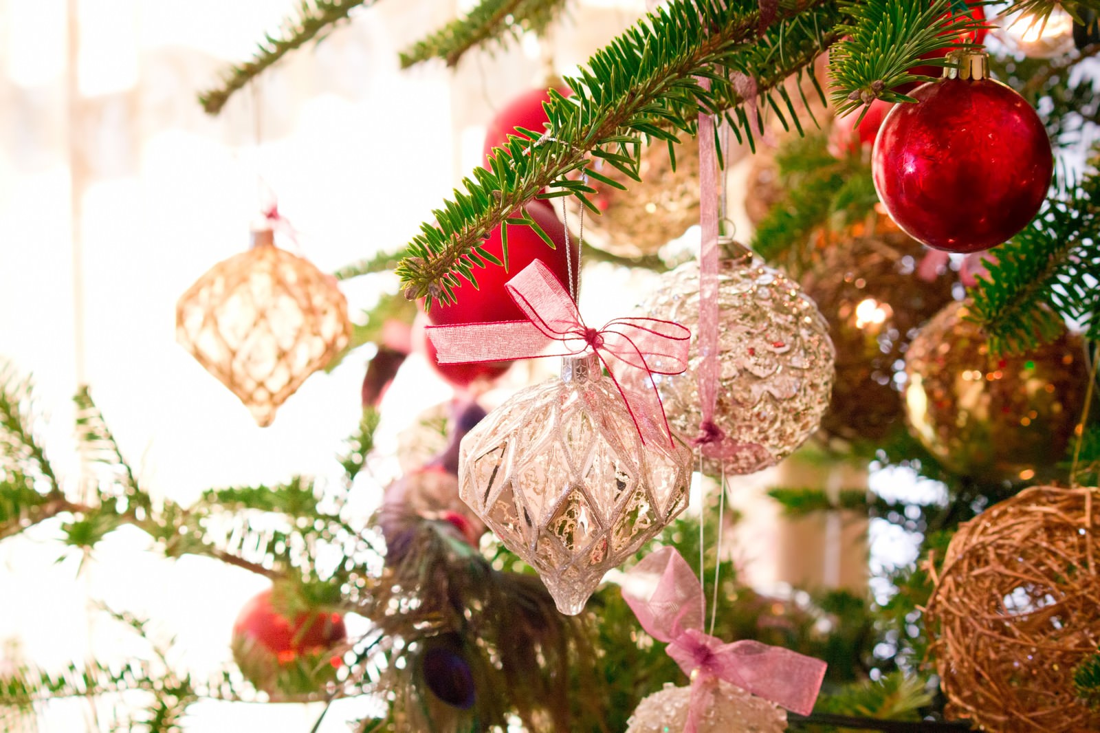 赤と金のクリスマスオーナメント