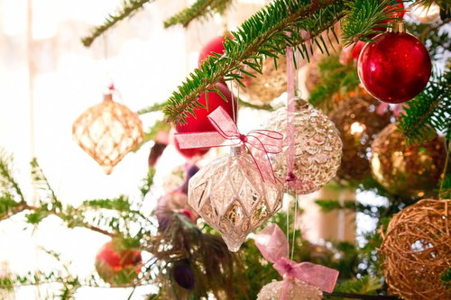 赤や金色のオーナメントが光るクリスマスのキラキラした飾り