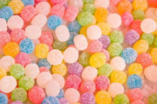 赤や白や緑のカラフルな金平糖が散らばるお菓子の接写