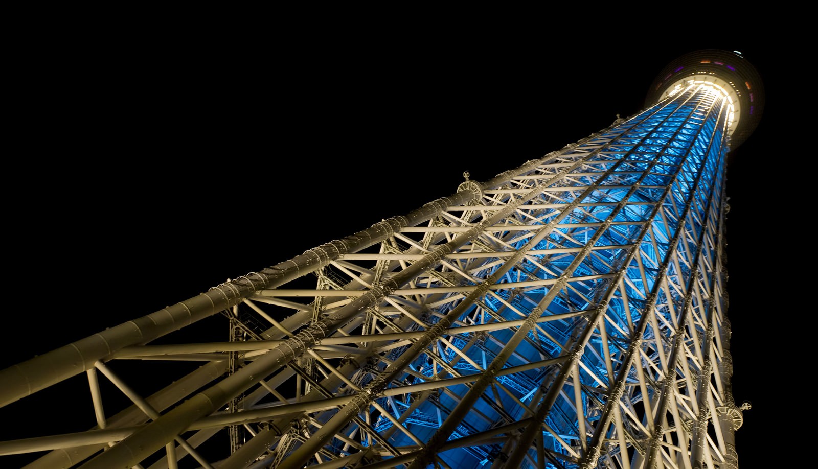 真下から見上げたスカイツリーの夜景