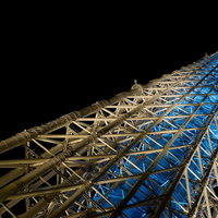 ライトアップされたスカイツリーを真下から見上げた夜景の写真
