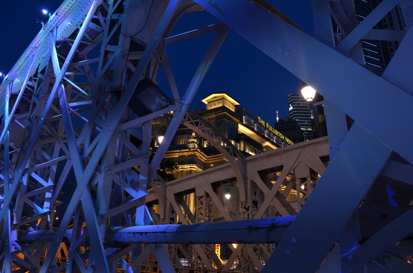 夜のフラトンホテルと鉄橋