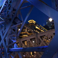 夜にライトアップされたシンガポールのフラトンホテルと鉄橋の写真