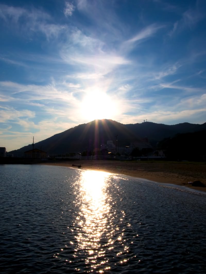 オレンジに輝く須磨海岸の夕日