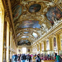 金色の天井装飾が豪華なアポロンの間の廊下の写真