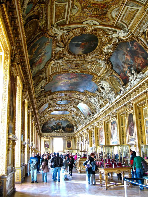 金色の天井装飾が豪華なアポロンの間の廊下