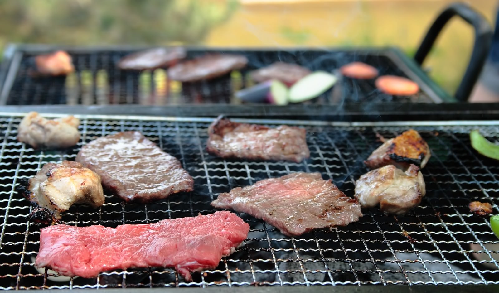 網の上で焼けるBBQの肉