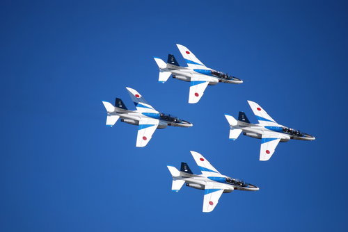 青空を縦に並んで飛ぶブルーインパルス（T-4）