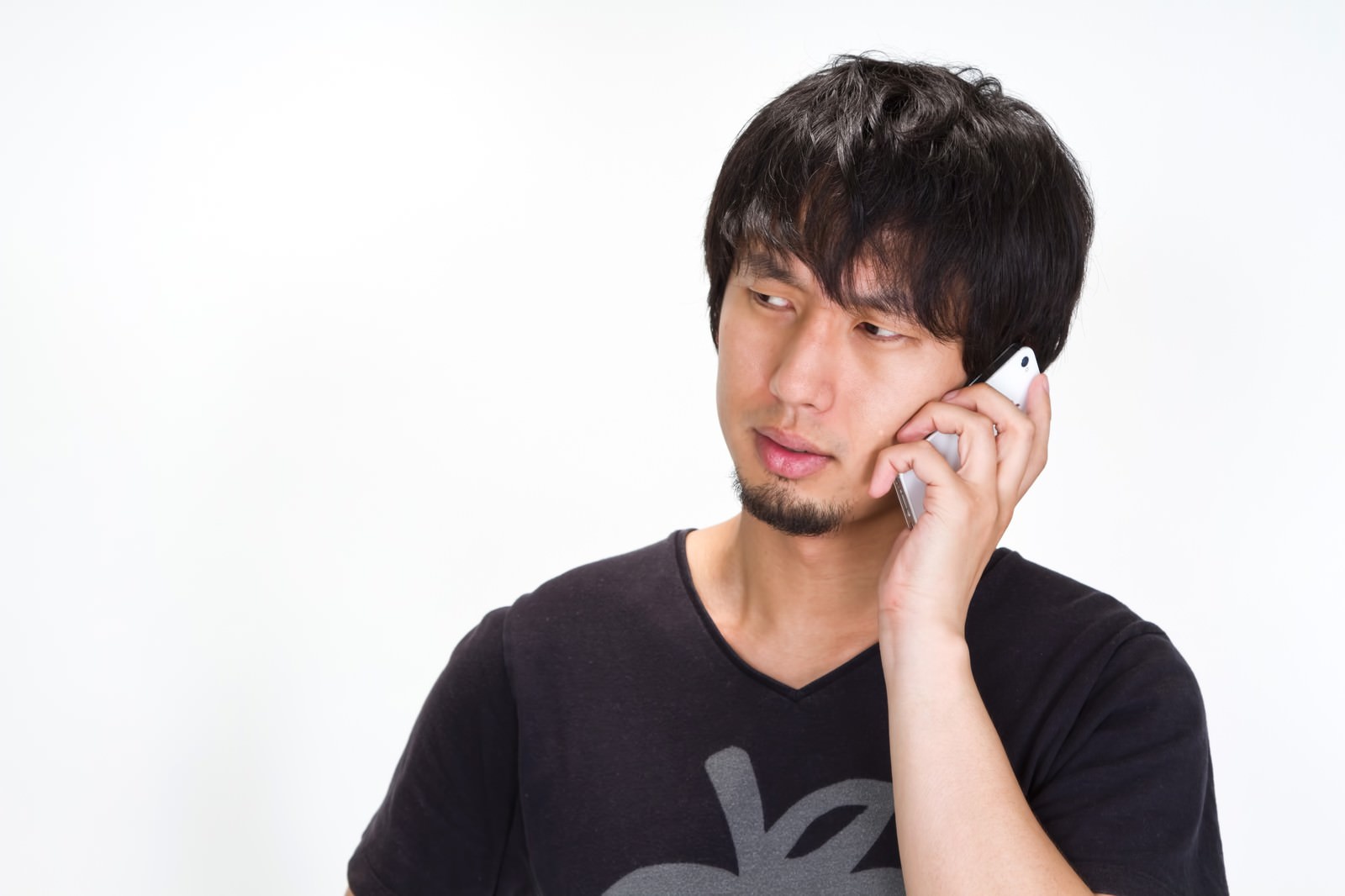 電話で叫ぶマジギレの男性［モデル：大川竜弥］