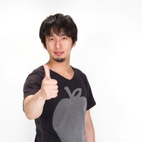 親指を立ててグッジョブ！する黒Tシャツの男性の写真