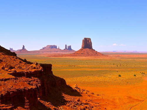 広大な大地に立つモニュメントバレーの赤い岩山
