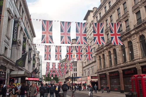 ユニオンジャックが並ぶピカデリーの町並みと人々