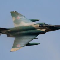 青空を飛ぶRF-4偵察機の翼に羽衣まとっての写真