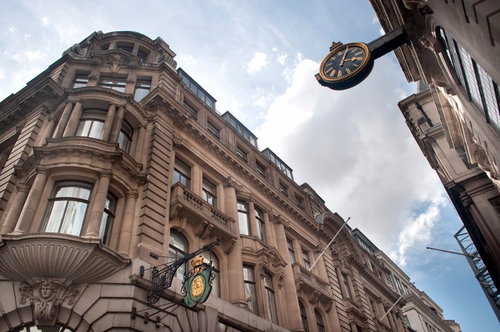 曇り空に見上げるロンドンの石造りの町並み