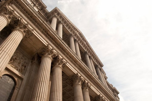 曇り空に見上げる聖ポール大聖堂の柱と正面