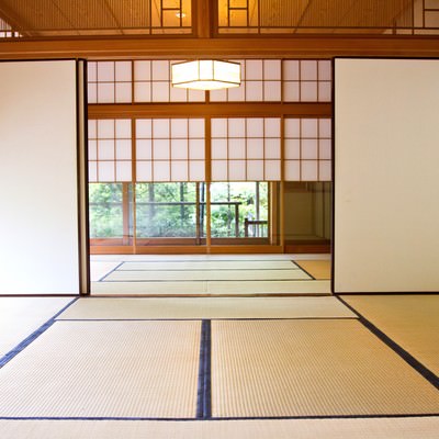 庭の緑が見える畳の和室の間（６畳）の写真