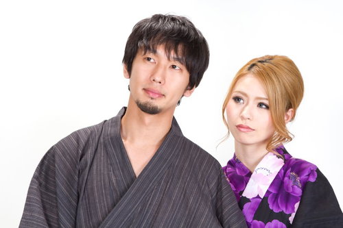 寄り添う浴衣の男女の上半身