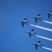 入間航空祭で白い煙を引くブルーインパルス（T-4）5機の写真