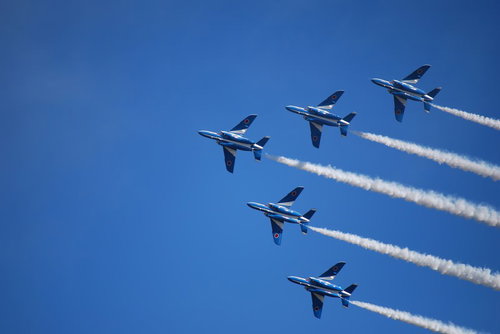 入間航空祭で白い煙を引くブルーインパルス（T-4）5機